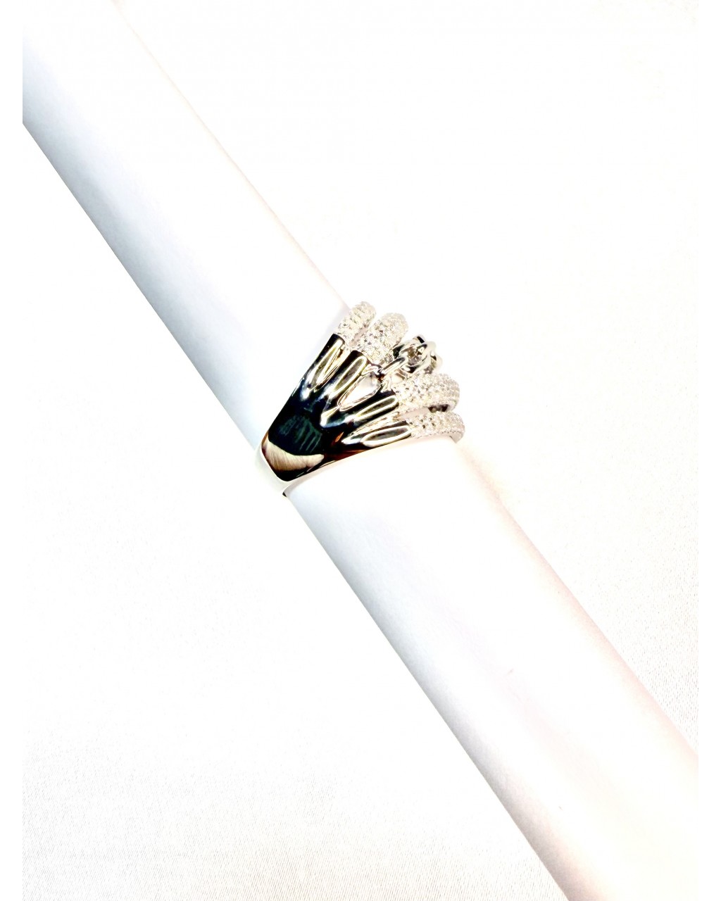 Işıltılı Çok Sıralı Zincir Motifli Gümüş Yüzük Işıltılı Çok Sıralı Zincir Motifli Gümüş Yüzük