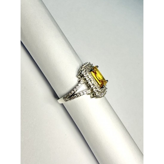 Sarı Baget Taşlı Yüzük: Zarif ve Parlak Tasarım